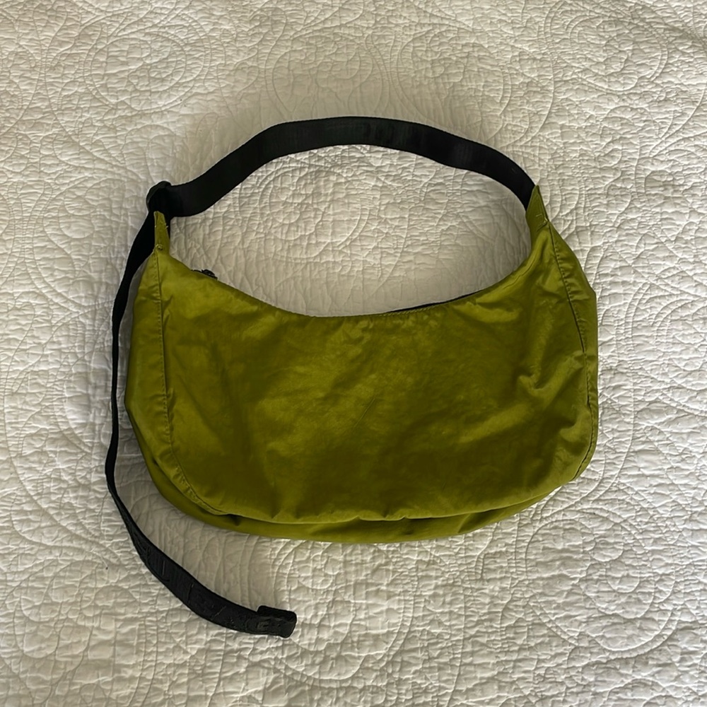 Baggu Medium Crescent Bag in Avocado